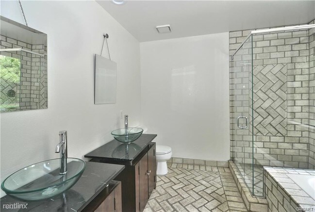 Building Photo - 4 br, 2 bath House - 5733 Middle Crest Dr