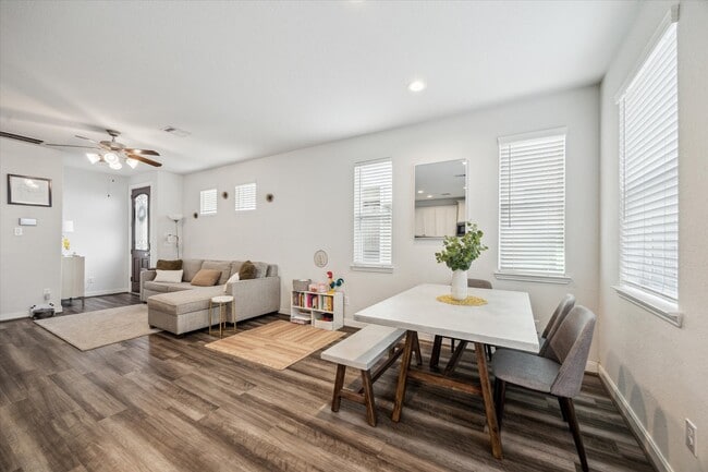 Building Photo - 9906 Brickhouse Dr