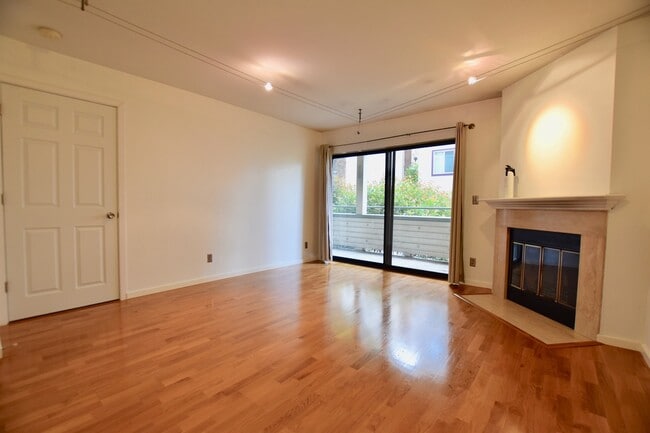 Building Photo - Capitol Hill 1 Bedroom - Fantastic Location!
