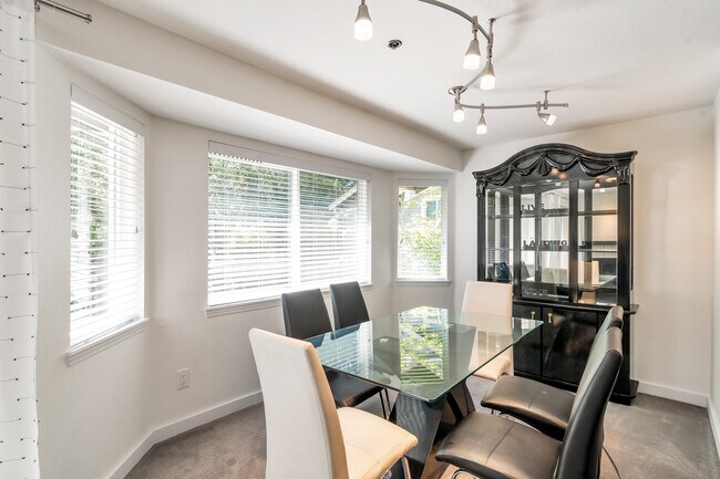 Comedor con amplios ventanales. - 19404 Bothell Way NE