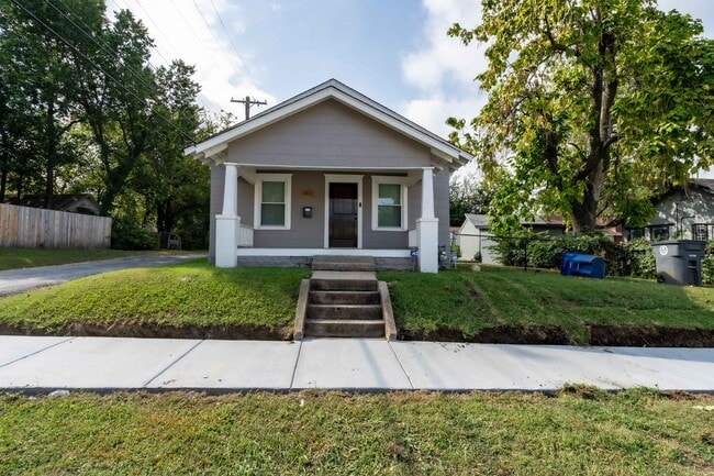 Building Photo - Newly renovated 2 bed, 1 bath! Schedule a ...