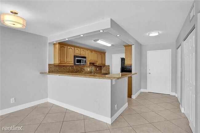 Building Photo - 1 br, 2 bath Condo - 3233 NE 32nd Ave Apt 901