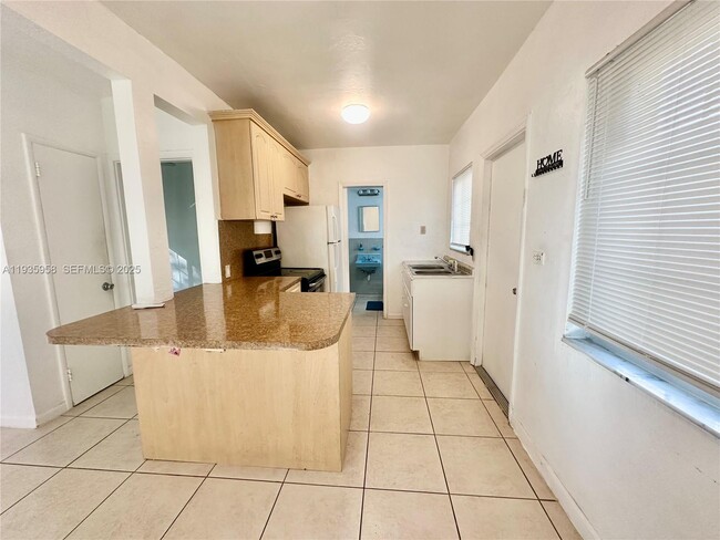 Foto del edificio - 745 NE 122nd St