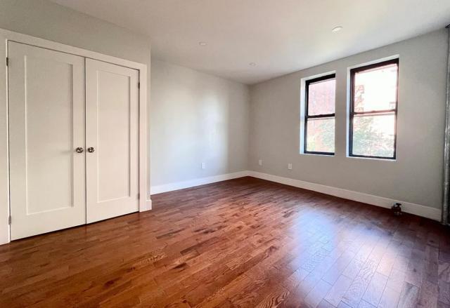 Foto del edificio - 3 bedroom in Queens NY 11372