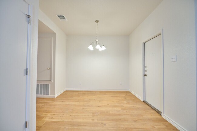 Building Photo - 1813 Clovis Dr