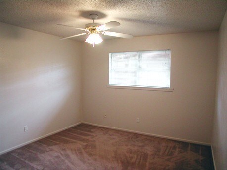 Building Photo - Red Oak Apartments