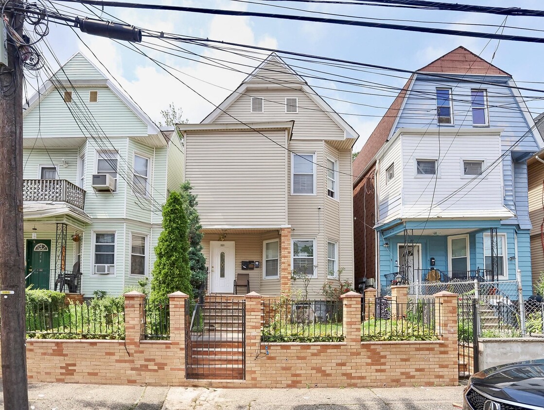 Primary Photo - 221 Claremont Ave