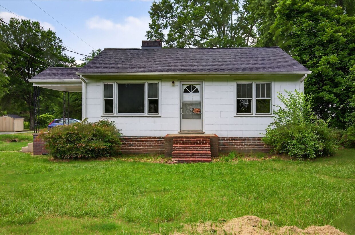 Primary Photo - 2 Bedroom, 1 Bathroom House in Madison!
