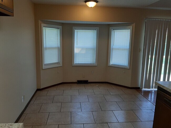 Building Photo - Nice 3 Bedroom 2 Bath close to the mall, h...
