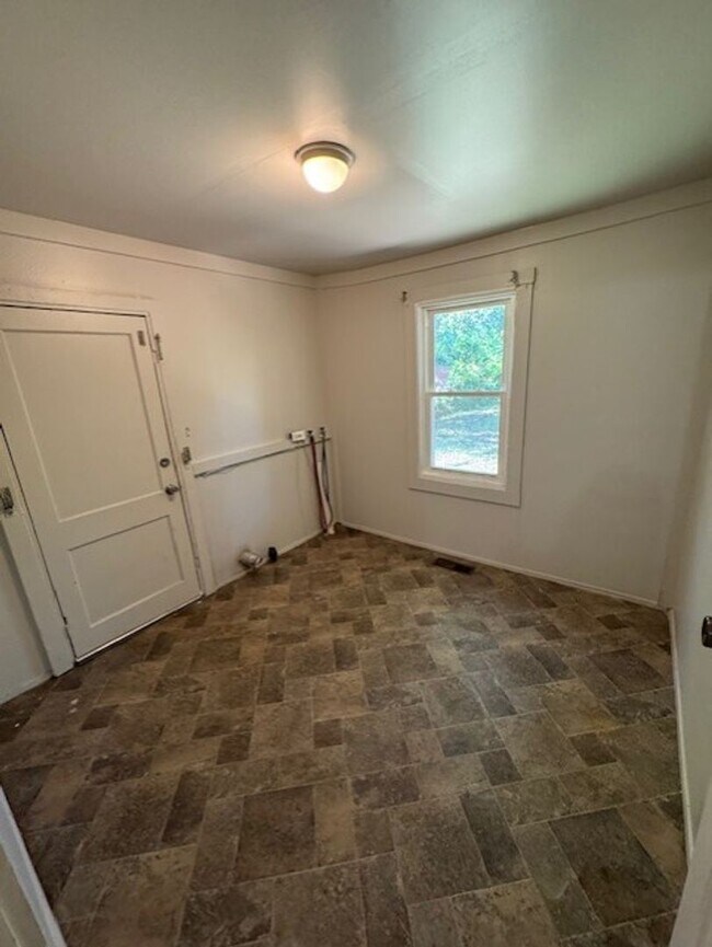 Foto del edificio - Renovated 3 bedroom 2 Bath Home with Driveway