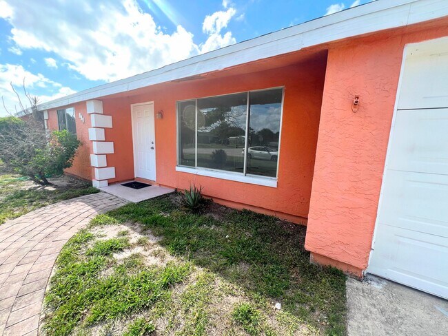 Foto del edificio - 311 SW Homeland Rd