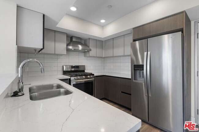 Foto del edificio - 5030 Rosewood Ave