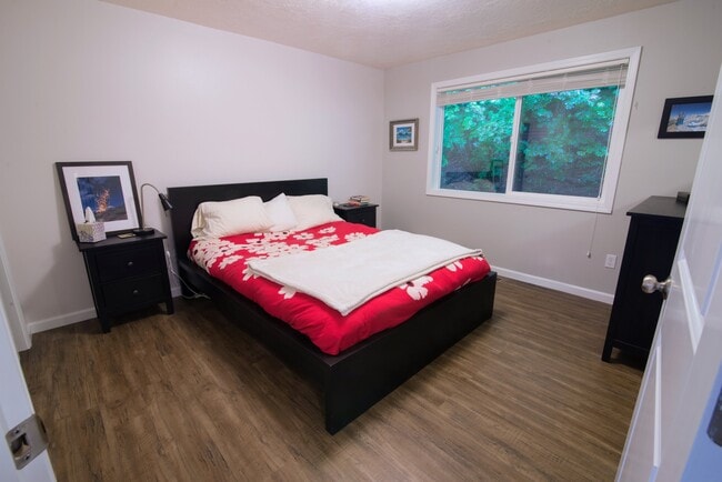 Master bedroom - 913 NE Lakewood Dr