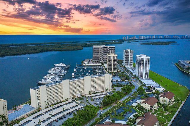 Foto del edificio - 124 Lakeshore Dr