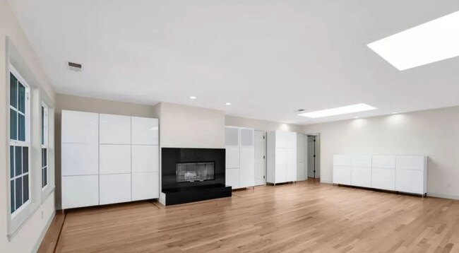 Building Photo - Spacious 4 Bed, 4 Bath Executive Home on Peaceful Cul-de-Sac!