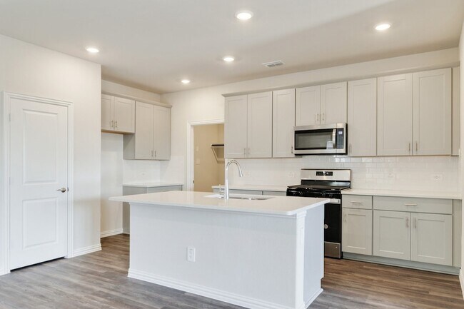 Foto del edificio - 4816 Hunter Hurst Dr