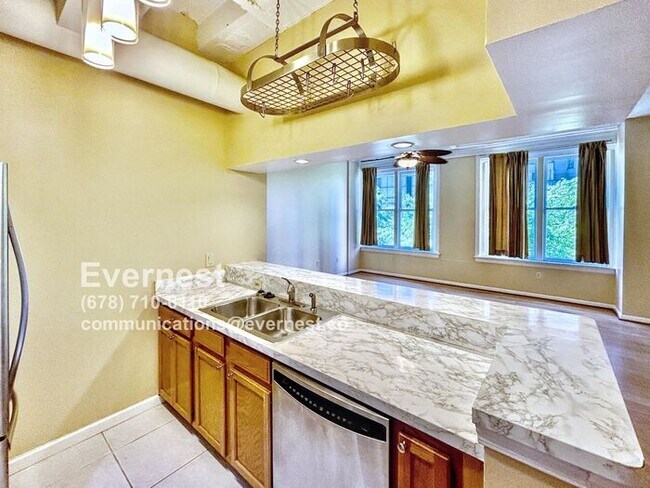 Foto del edificio - Cozy 1-Bedroom Condo with Convenient Acces...