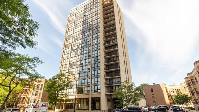 Building Photo - 1540 N La Salle Dr