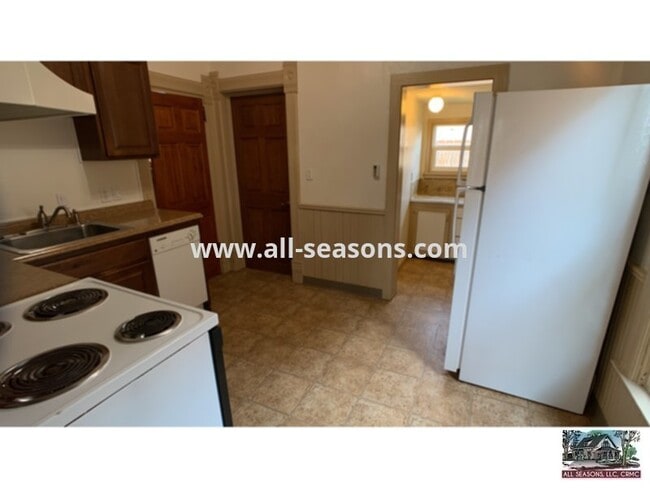 Building Photo - Centrally Located Downtown Two Bedroom Home