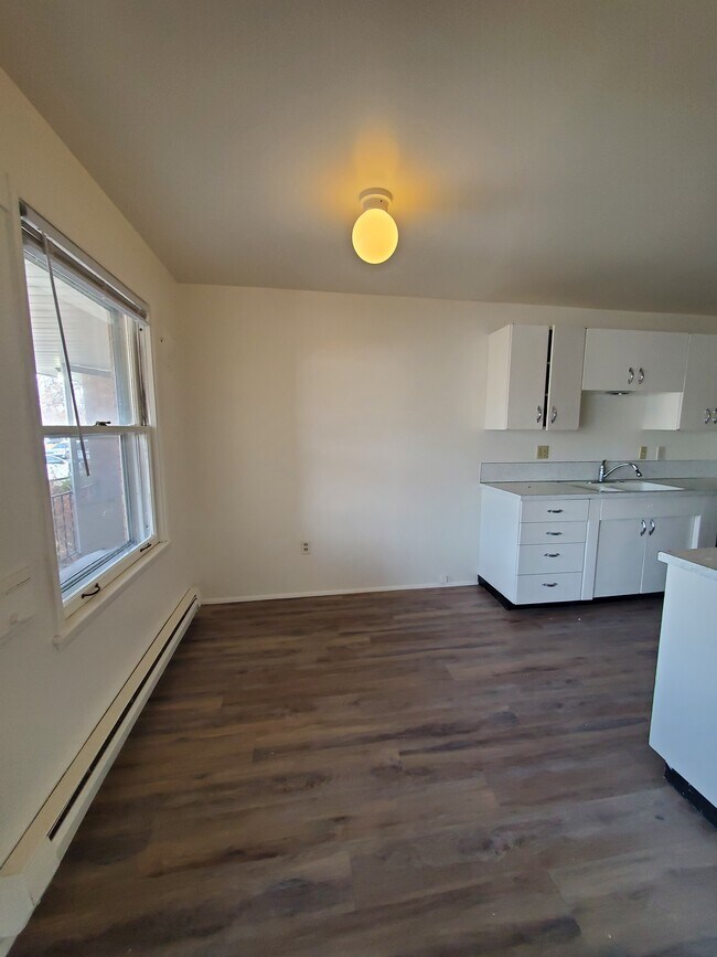 Building Photo - 657 Linden Dr