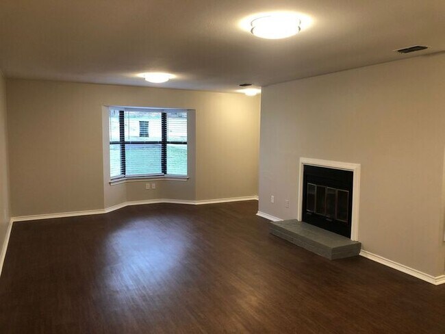 Building Photo - 4044 Oak Hill Dr
