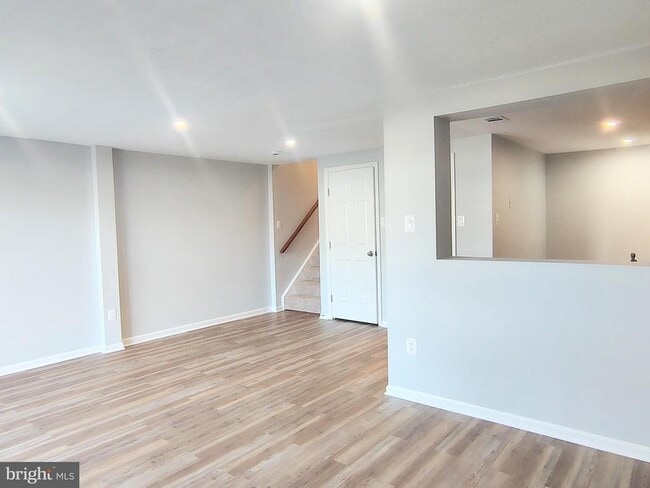 Building Photo - 564 Hollyberry Way