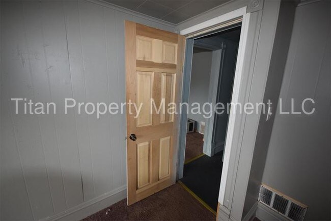 Building Photo - Pet Friendly 2 Bedroom Heat & Water Inc.