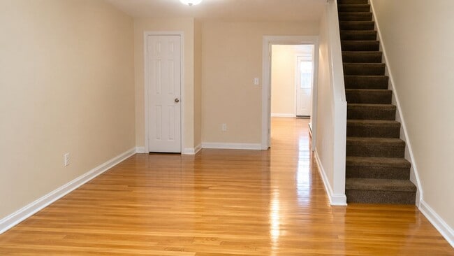 Building Photo - Room to Spread Out in This Pet-Friendly 2-Bedroom Home