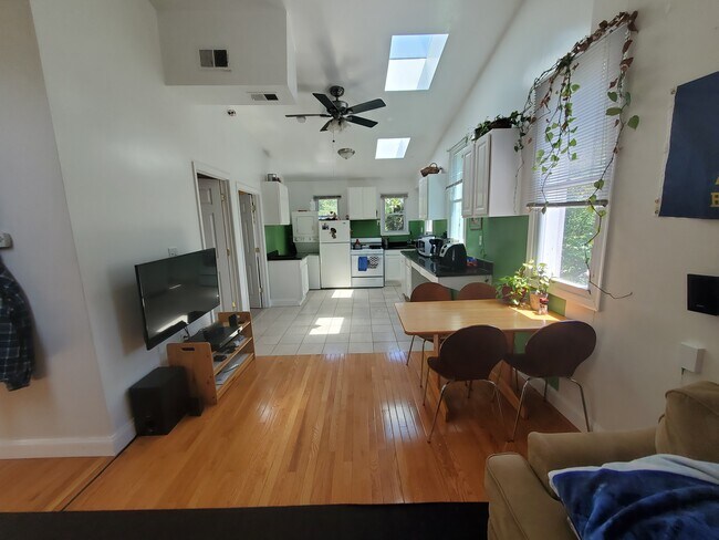 Foto del edificio - 4315 River Rd NW