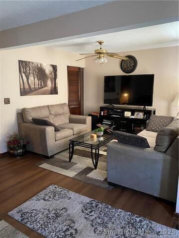 Foto del edificio - 630 Longfellow Dr