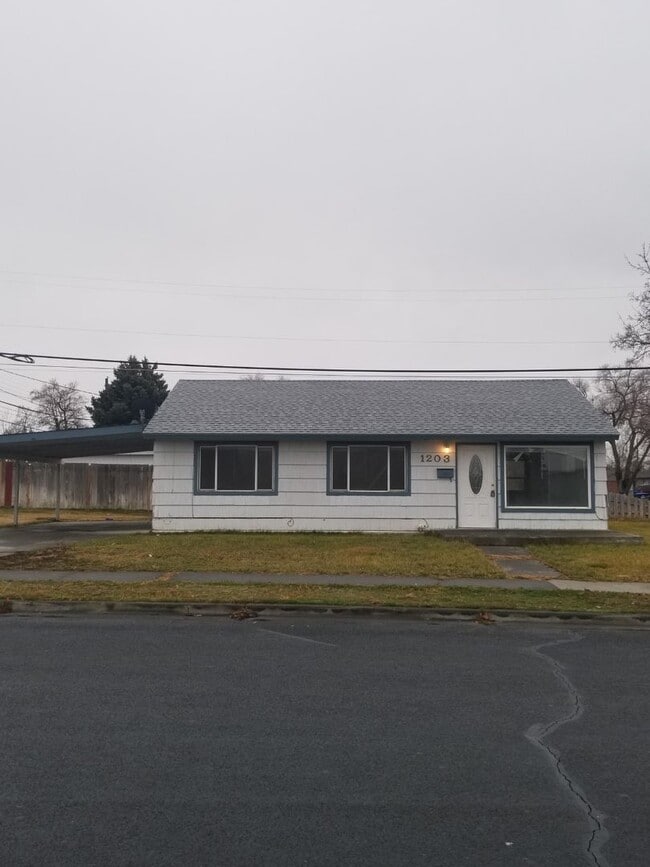 Building Photo - 1203 E Terrace Ave