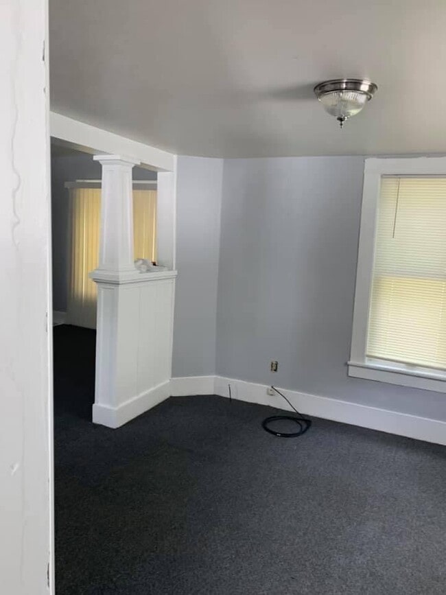 Building Photo - 725 Ormsby St