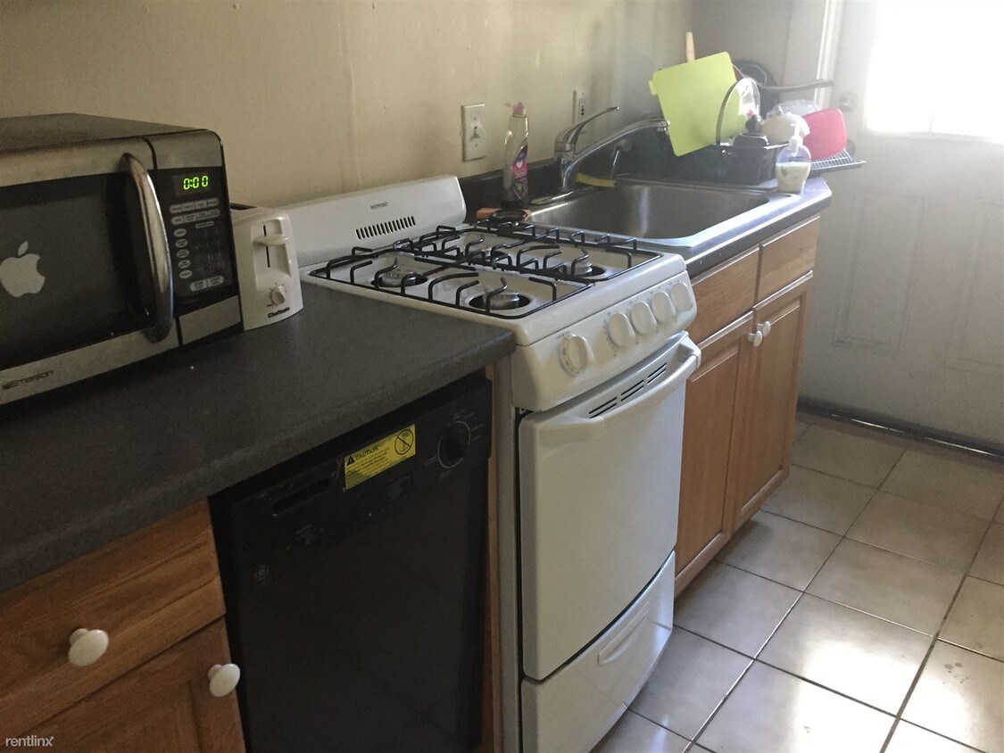Building Photo - 2 br, 1 bath  - 132 1/2 Oxford St Apt 2