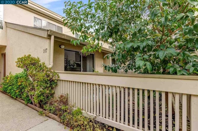 Building Photo - 2716 Oak Rd