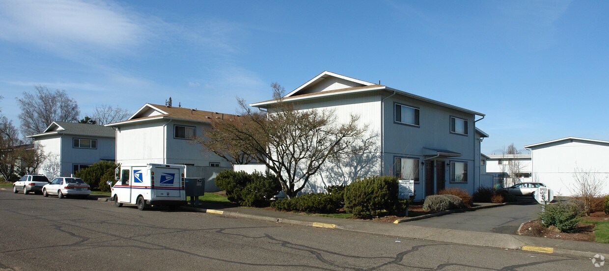 Mckenzie Townhouses Apartments in Eugene, OR