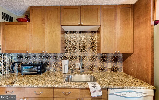 Building Photo - 2059 Huntington Ave