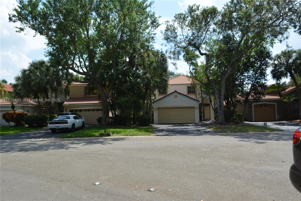 Foto principal - 10860 NW 10th St