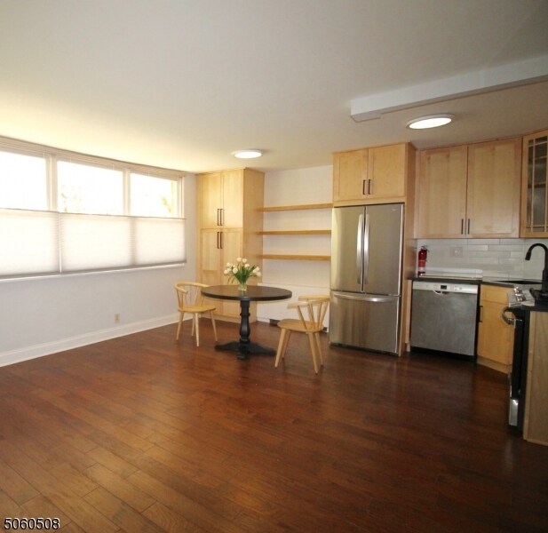 Foto del edificio - 530 Valley Rd