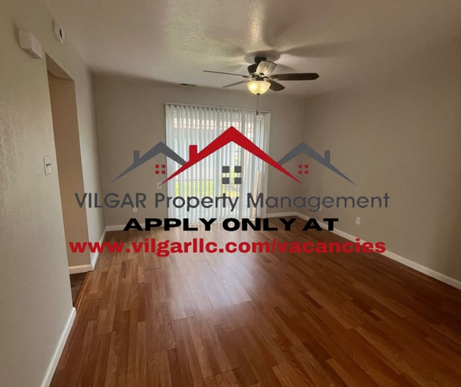 Building Photo - Spacious 3 Bed / 1.5 Bath Town-Home in Mer...