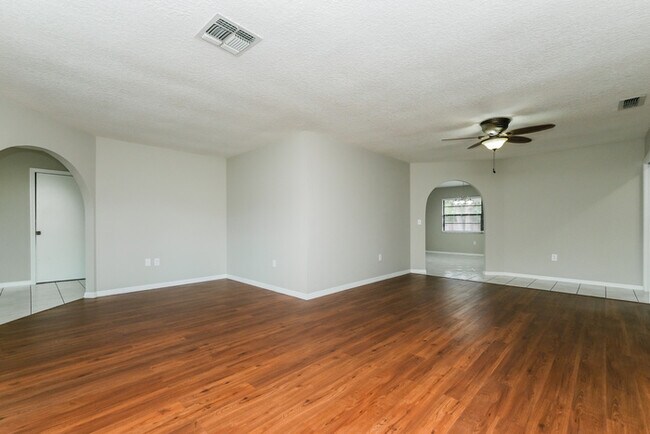 Building Photo - 5041 Circus Ln
