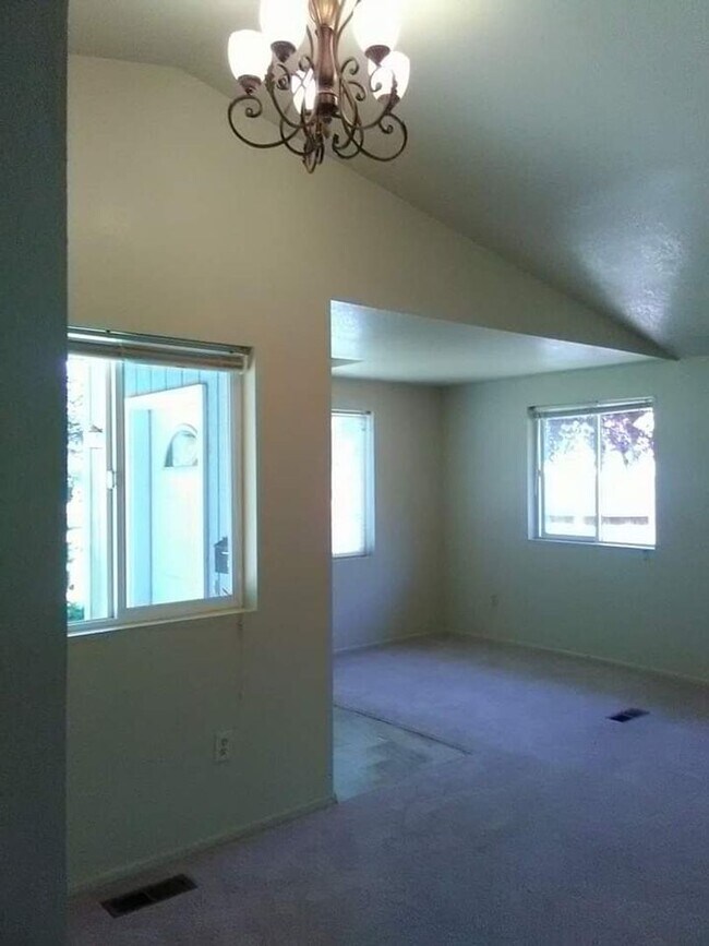 Foto del edificio - 3 Bedroom 2 Bath Flat Ranch Style House on...