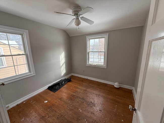 Building Photo - 3 BED 1.5 BATH SINGLE FAMILY HOME IN CLEVE...