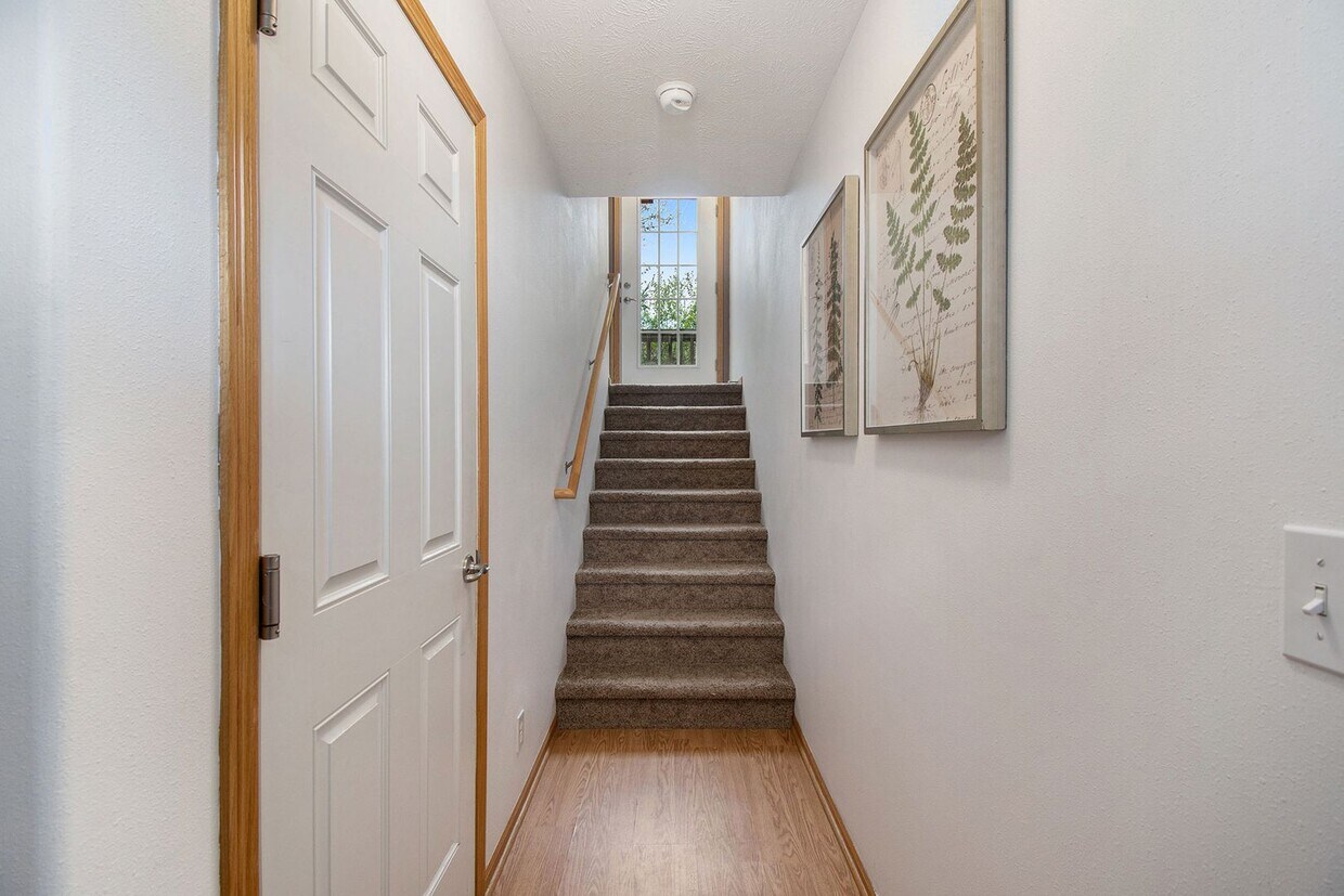 Primary Photo - Clean Northwest 2 bed 2 Bath 2 Car Garage ...