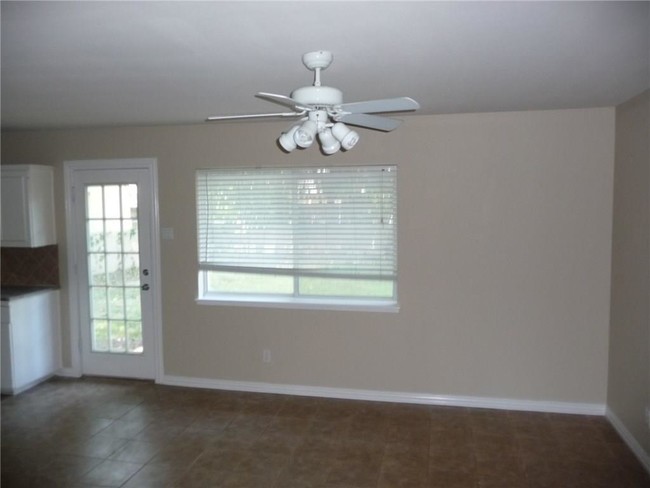 Building Photo - 1013 Springwood Dr