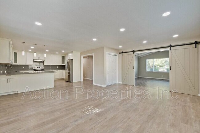 Foto del edificio - 560 Firloch Ave