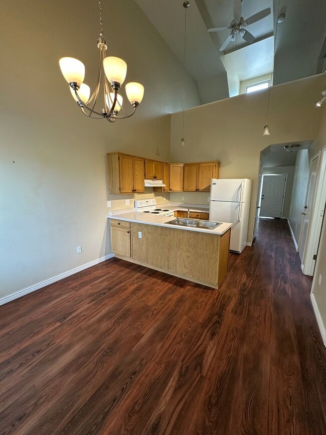 Building Photo - 3 BEDROOM, 2 BATHROOM TOWNHOUSE WITH 1 CAR...