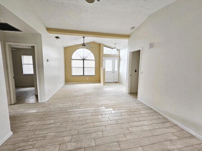 Foto del edificio - 367 NW Placid Ave