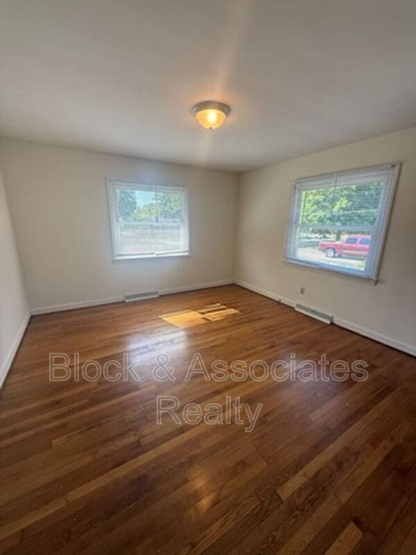 Building Photo - 1723 Brook Dr