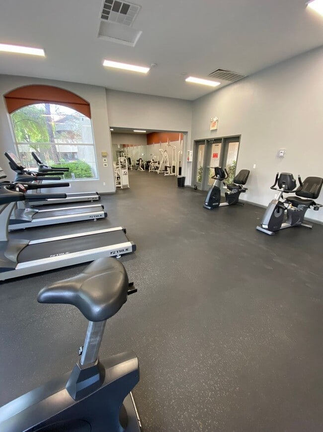 Foto del edificio - AMERICANA Property Mgmt - 1 Bedroom Condo ...