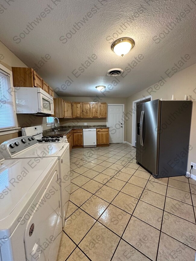 Building Photo - 3 Bed 2 Bath Includes Washer & Dryer - San...